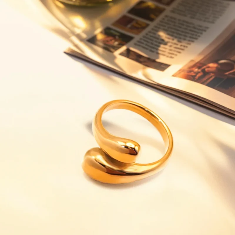Bague Ella – L’Or 9K en Mouvement,Élégance Organique – Image 2
